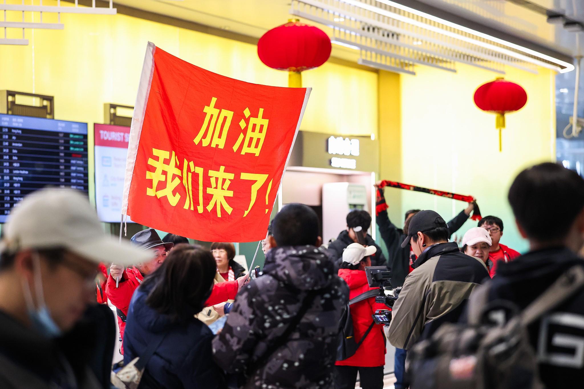 MK体育app下载-高清图集：U23国足凯旋，众多球迷现场接机